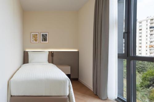 Кровать или кровати в номере Marriott Executive Apartments Istanbul Fulya