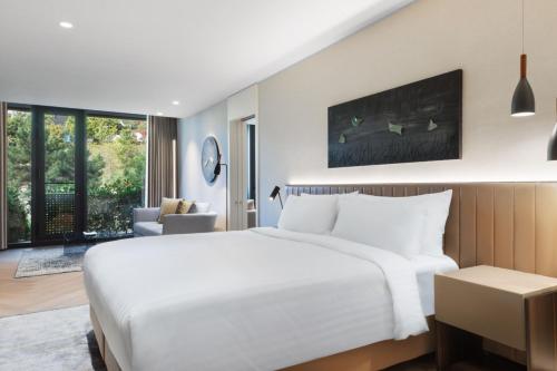 Кровать или кровати в номере Marriott Executive Apartments Istanbul Fulya