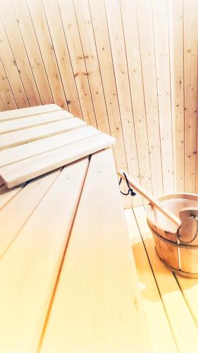 a wooden bench in a sauna with a bucket at Ferienhaus in Vrådal Norwegen in Vradal