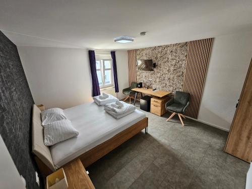 Postel nebo postele na pokoji v ubytování Gasthaus Sofram