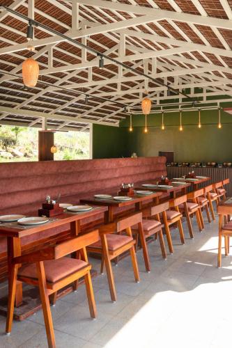 Ein Restaurant oder anderes Speiselokal in der Unterkunft Tomorrowland Farms and Suites 