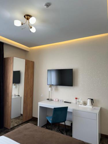 Garnet Hotel Tashkentにあるテレビまたはエンターテインメントセンター