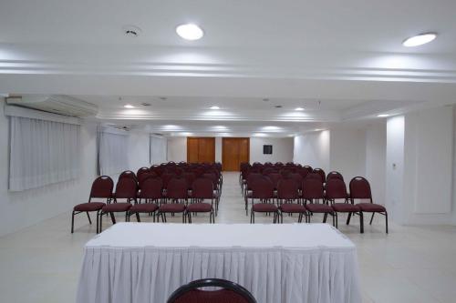 a conference room with a white table and chairs at Bristol Jangada Fortaleza Meirelles in Fortaleza