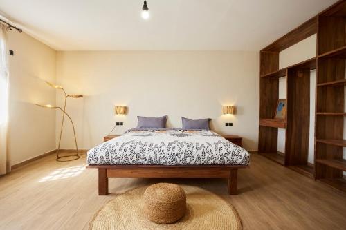 Ένα ή περισσότερα κρεβάτια σε δωμάτιο στο Raffia Home Antananarivo