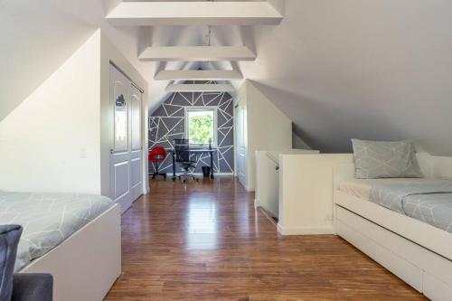 een hal met 2 bedden en een bureau in een kamer bij Duplex 3 Bed 2 Bat Apt Steps from Lincoln Square in Chicago