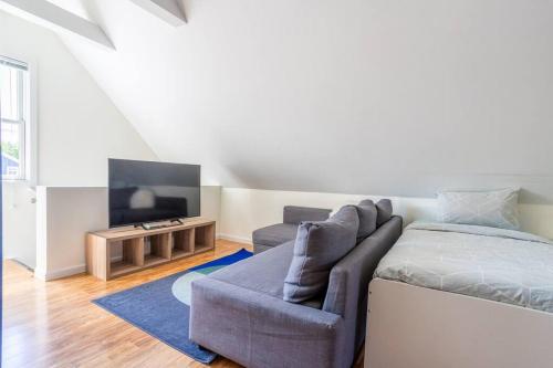 a living room with a couch and a tv at Duplex 3 Bed 2 Bat Apt Steps from Lincoln Square in Chicago