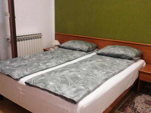 Una cama con dos almohadas encima en una habitación. en Apartments Villa Martinuzzi, en Rovinj