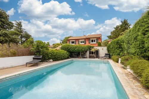 une piscine dans une cour avec une maison dans l'établissement L Hacienda, à Rochefort-du-Gard