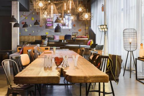 Un lugar para sentarse en Moxy Dresden Neustadt