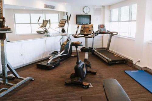 Un gimnasio con varios equipos de ejercicio en una habitación. en Spa Retreat, en Ballina
