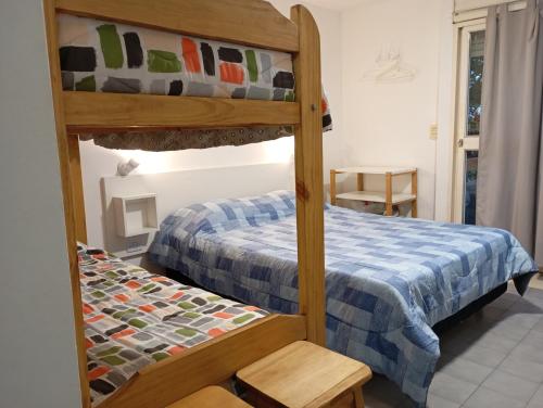 Ένα ή περισσότερα κρεβάτια σε δωμάτιο στο Monoambiente céntrico con balcón - Posadas, Misiones