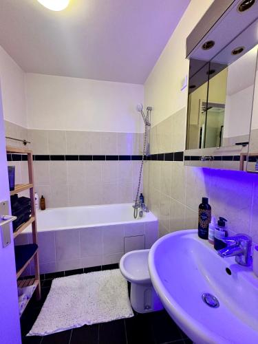 une salle de bain avec un lavabo, une baignoire et des toilettes dans l'établissement Studio 30m2 à 1O min du métro Pont de Sèvres L9, à Sèvres