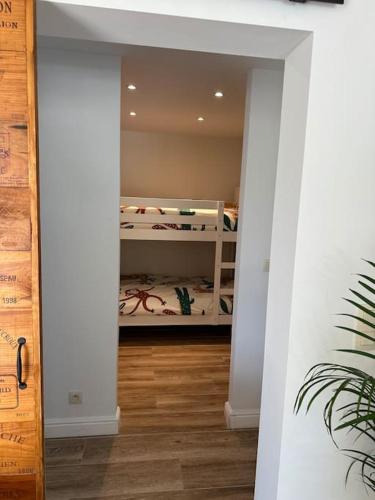 Una cama o camas en una habitación de Appartement lumineux et chaleureux avec piscine estivale
