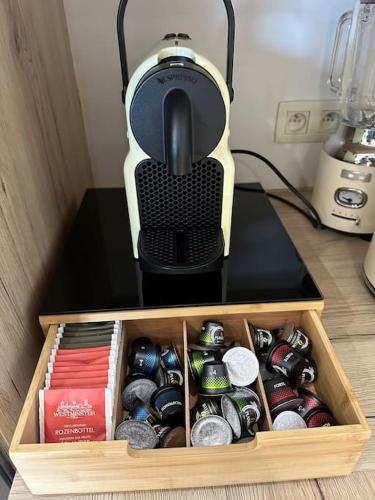 Tetera y cafetera en Appartement lumineux et chaleureux avec piscine estivale