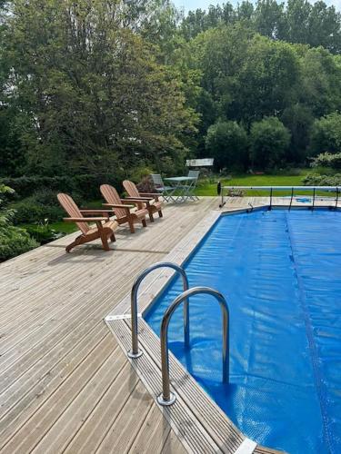 La alberca dentro o cerca de Appartement lumineux et chaleureux avec piscine estivale