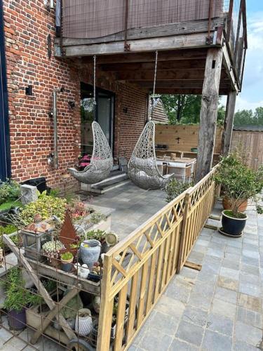 Un balcón o terraza en Appartement lumineux et chaleureux avec piscine estivale