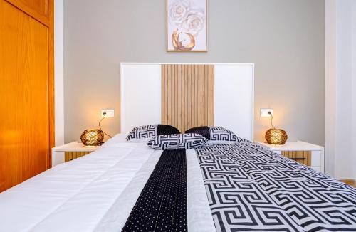 un grand lit blanc avec deux oreillers dessus dans l'établissement Jose Hurtado ID202, à Torrevieja