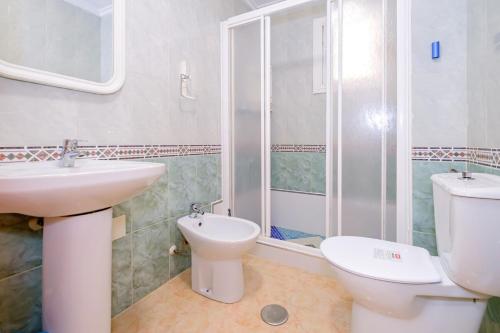 une salle de bains avec lavabo, toilettes et douche dans l'établissement Jose Hurtado ID202, à Torrevieja