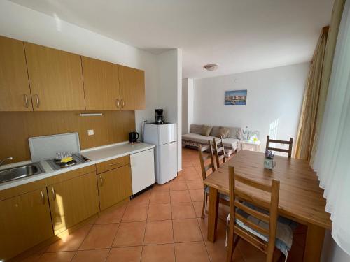 Dapur atau dapur kecil di Apartman Theresa
