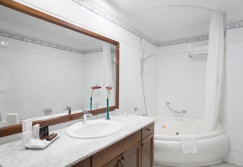 Koupelna v ubytování Hotel Las Águilas Tenerife, Affiliated by Meliá