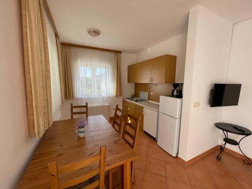 Dapur atau dapur kecil di Apartman Theresa