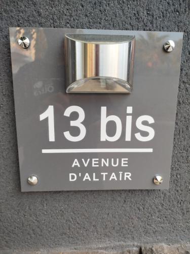 un signe indiquant que les dettes arrivent chaque jour dans l'établissement Moon location, au Cap d'Agde