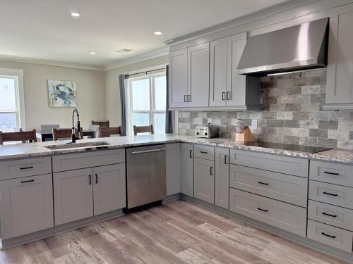 Kuchyň nebo kuchyňský kout v ubytování Steppin on the Beach