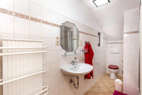 Ένα μπάνιο στο NEU Ferienhaus Paditz mit Pool