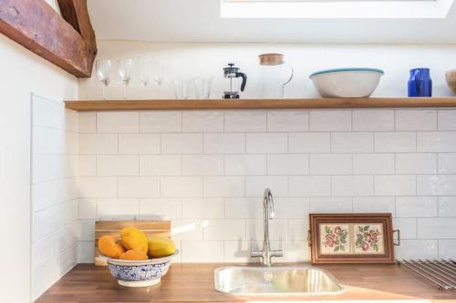 Dapur atau dapur kecil di The Bothy, with a natural swimming pool