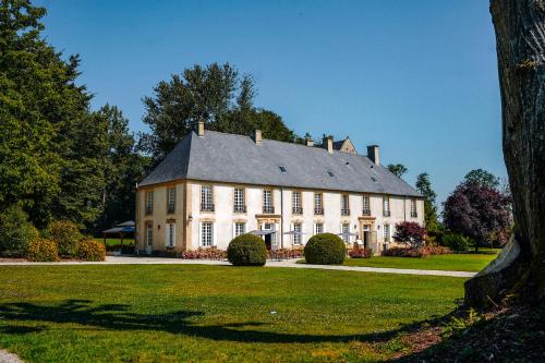 GuéronにあるChâteau Saint Gilles - Bayeuxの黒屋根の大白い家
