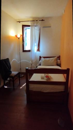 une chambre avec deux lits et une fenêtre dans l'établissement Chambres d'amis Petit déjeuner offert, à Vialas