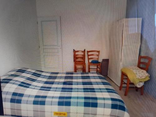 - une chambre avec un lit, deux chaises et un réfrigérateur dans l'établissement Chambre à la campagne, à Saint-Hilaire-le-Vouhis