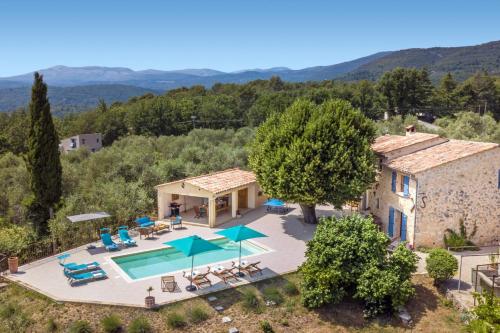 une vue aérienne d'une villa avec piscine dans l'établissement Villa La Bergerie by Villa Plus, à Saint-Cézaire-sur-Siagne