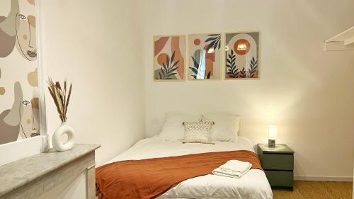 a small bedroom with a bed and a table at Grand Cosy Family Stay - Centre historique Avignon in Avignon