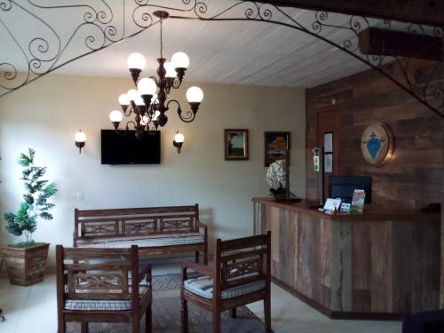 uma sala de jantar com uma mesa e duas cadeiras em Pousada Coração Inconfidente em Tiradentes