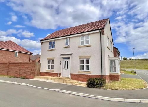 a house on the side of a road at Amaya Seven - Luxury 3 bedroom detached house with garden & driveway - Sleeps 7 - Bottesford, Leicestershire in Bottesford