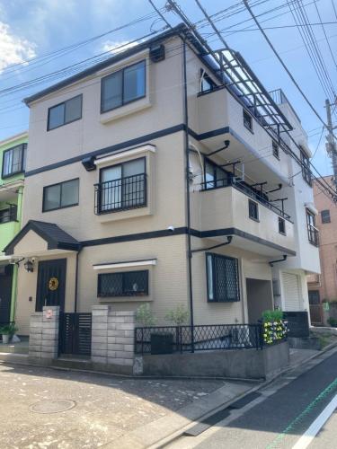 a building on a street with power lines at 120平米 5BR House, Near Ueno and Asakusa, Parking 2间浴室5室1厅 FlowerTea Hotel in Tokyo