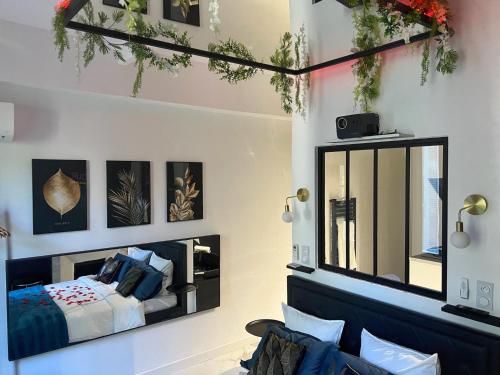 Coin salon dans l'établissement Amour Sauvage-Love Room****, Centre-Historique