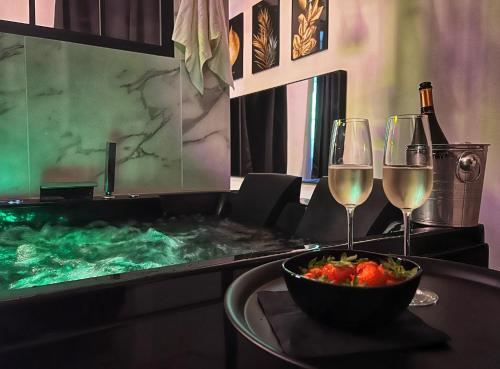 - une table avec un bol de fruits et deux verres de vin dans l'établissement Amour Sauvage-Love Room****, Centre-Historique, à Avignon