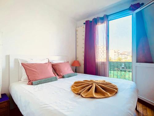 a bedroom with a bed with a large window at Duplex Évasion Shanti - à 3 min du Métro in Charenton-le-Pont