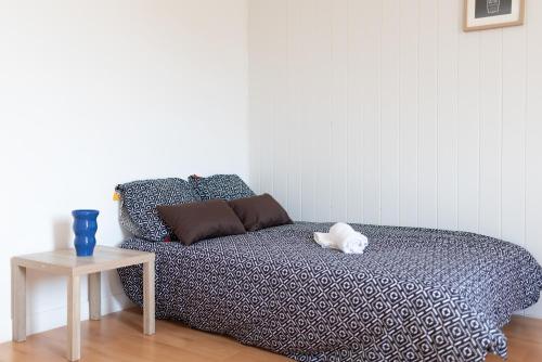 - un lit dans une pièce avec une table dans l'établissement Aurore - Studio 14, à Carcassonne