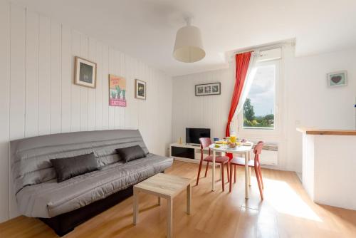 un salon avec un canapé et une table dans l'établissement Aurore - Studio 14, à Carcassonne