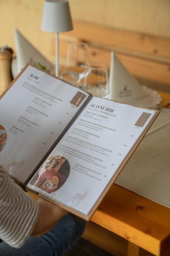 Un restaurante o sitio para comer en Sobe rooms JELEN JELENOV GREBEN