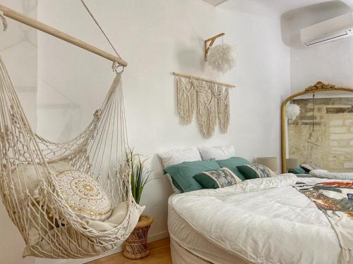 - une chambre avec un lit pliant et un miroir dans l'établissement Bien-être au naturel, Love Room, Jacuzzi Sauna, Centre-Historique, à Avignon