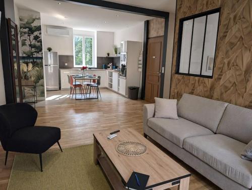 un salon avec un canapé et une table dans l'établissement Le SPA - Villa Valmy - Hypercentre - Gare SNCF, à Montluçon