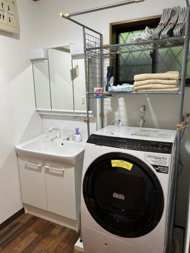 a washing machine in a bathroom with a sink at 120平米 5BR House, Near Ueno and Asakusa, Parking 2间浴室5室1厅 FlowerTea Hotel in Tokyo