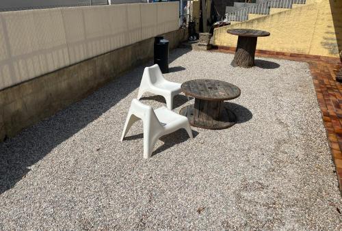 deux chaises blanches et une table et une table et une table dans l'établissement Appartement avec exterieur, à Le Soler