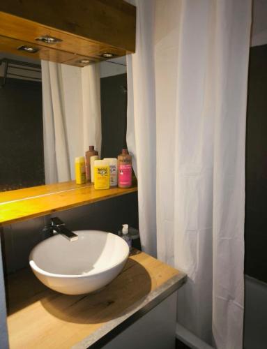 une salle de bain avec un lavabo blanc et un miroir dans l'établissement Appartement 4 personnes sea view pool, à Cannes
