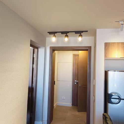 Ein Zimmer mit einem Flur, der eine Tür und Lampen hat. in der Unterkunft Nayah Stays, Luxurious bedroom in Fanadir Marina in Hurghada