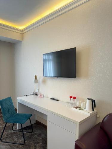 Garnet Hotel Tashkentにあるテレビまたはエンターテインメントセンター